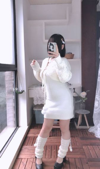 掀起裙子从后面挺进她的身体视频